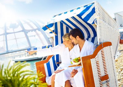 Mann und Frau im Strandkorb an der Franken Therme Bad Windsheim