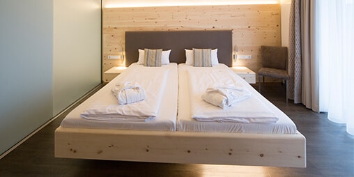 Zirbenbett mit Relax 2000 im Vital Hotel an der Therme in Bad Windsheim Zirbenbett im Vital Hotel an der Therme in Bad Windsheim