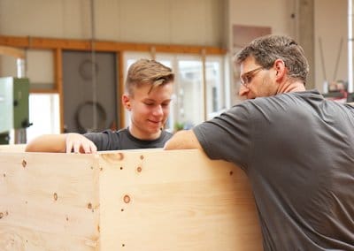 Zwei Schreiner der Schreinerei Bauereiß bauen einen Zirbenholz Kleiderschrank