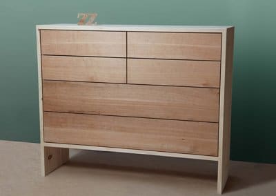 Sideboard mit Schubkästen mit Tip On Schubkästen und sanftem Einzug aus Zirbe und Kirsche