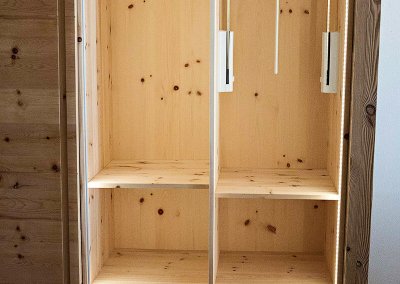 Garderobenlift, Kleiderstanke und Schubkästen im Kleiderschrank mit LED-Beleuchtung