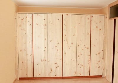 Einbauschrank aus Zirbenholz mit Kirschbaum