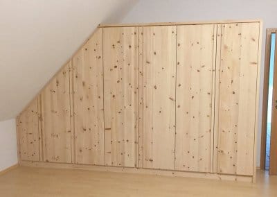 Einbauschrank in Dachschräge aus Zirbenholz