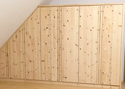 Einbauschrank in Dachschräge aus Zirbenholz