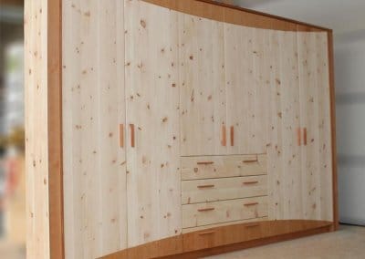 Einbauschrank aus Zirbe mit Kirschbaum-Designelementen