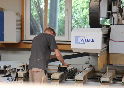 Schreiner arbeitet am CNC-Holz-Bearbeitungszentrum