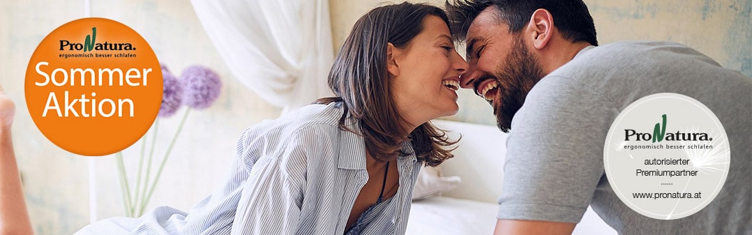 Mann und Frau Küssen sich auf Bio Sommerbettwäsche mit Störer von ProNatura Sommerliebe Aktion für Sommerbettwäsche